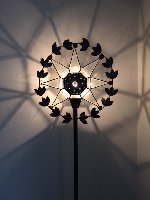 Floor lamp with star with leaf garland.