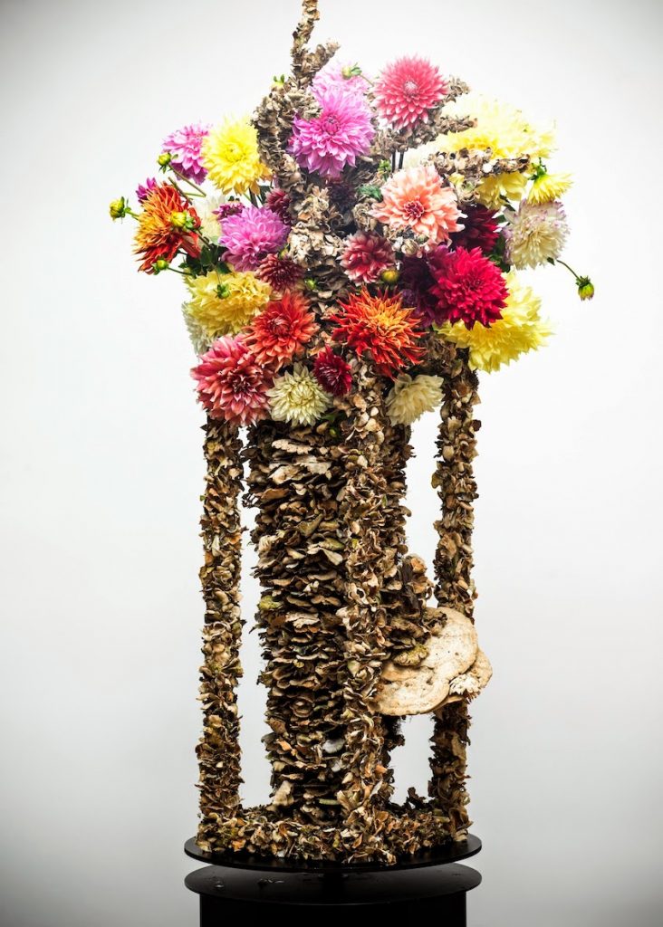 A work by Mexican florist Cosmos Flores (Photo: Fernando Marroquín). Casa V Interiors blog.