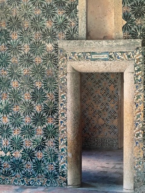 16th c tiles cover the walls of the pool pavillion at Quinta da Bacalhoa. (Photo: Nicolas Lemonnier)